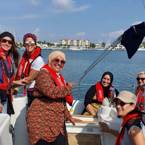 Faire de la voile entre femmes pour développer sa conscience environnementale et son leadership entrepreunarial, avec le programme Earthship sisters