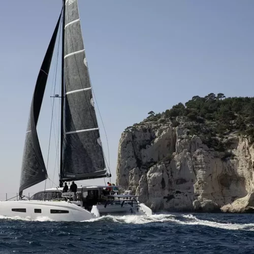 Outremer 55 catamaran dans les Calanques de Marseille