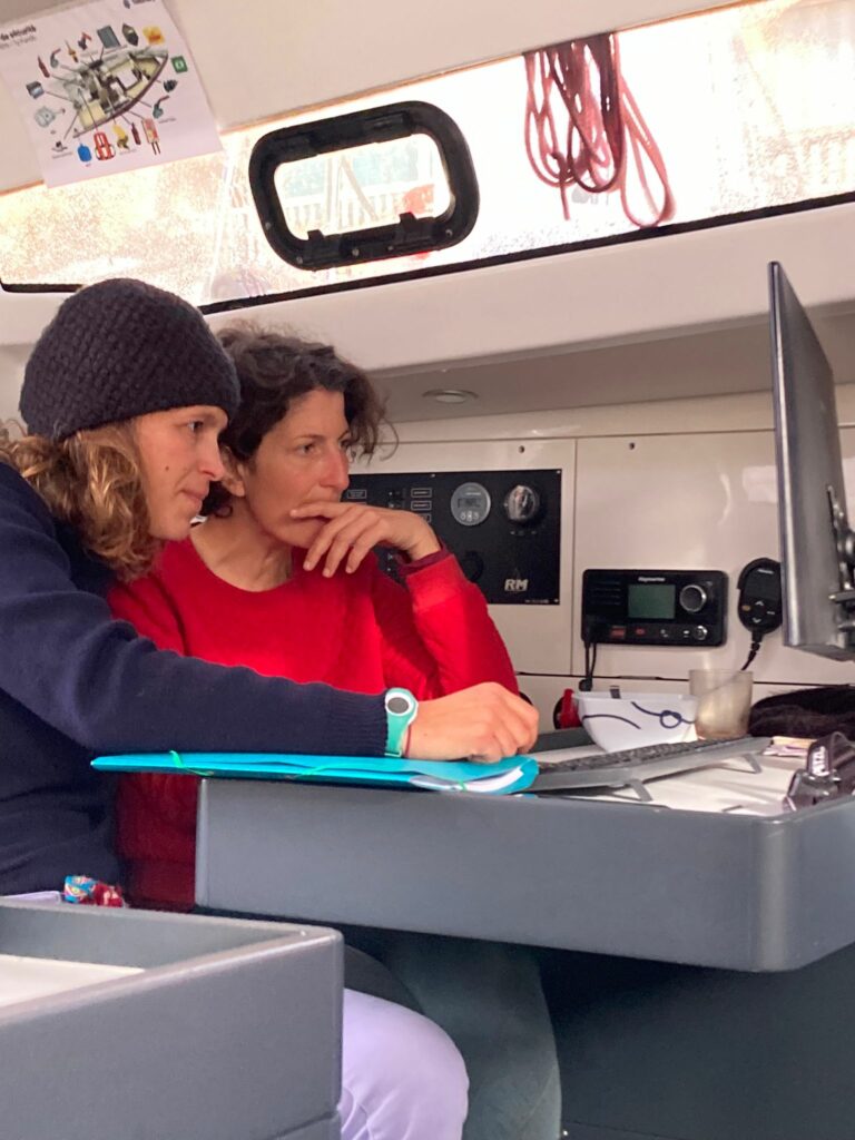 agence on fait de la voile en action